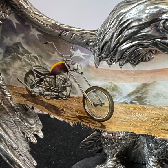 🔥The Bradford Exchange Collectible LAND OF THE FREE Eagle sculpture - Picture 2 of 8